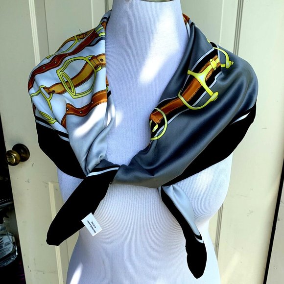 Square 100% polyester scarf Made in Italy - Picture 5 of 12